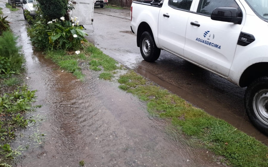 Aguas Décima interviene de emergencia en la población El Laurel